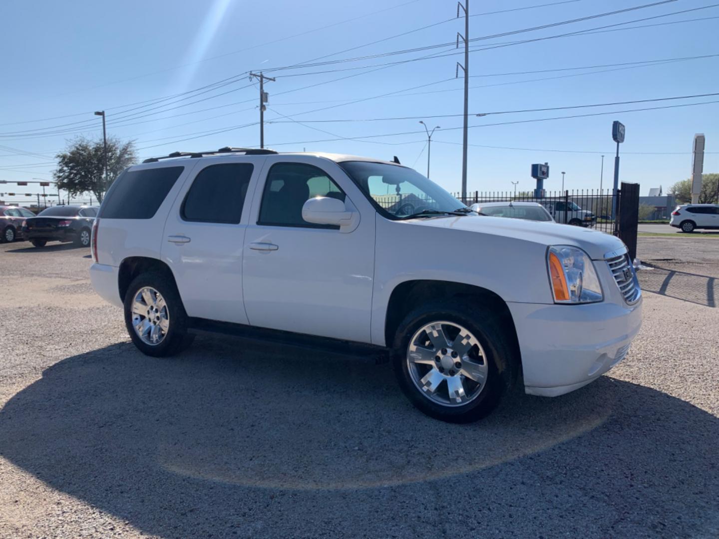 2008 White /Black GMC Yukon SLE-1 2WD (1GKFC13C98R) with an 4.8L V8 OHV 16V engine, Automatic Overdrive transmission, located at 1830 North Belt Line Road, Irving, TX, 75061, (469) 524-0199, 32.834373, -96.993584 - Photo#6